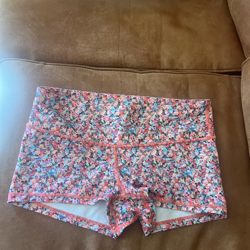 lululemon Boogie Short Shorts & Prism Petal
Print size 8